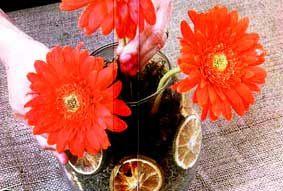 Arranjo floral de gerberas com cascas de laranja