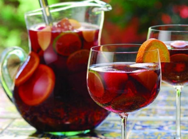 Sangria Tradicional Portuguesa De Vinho Tinto Mulher Portuguesa